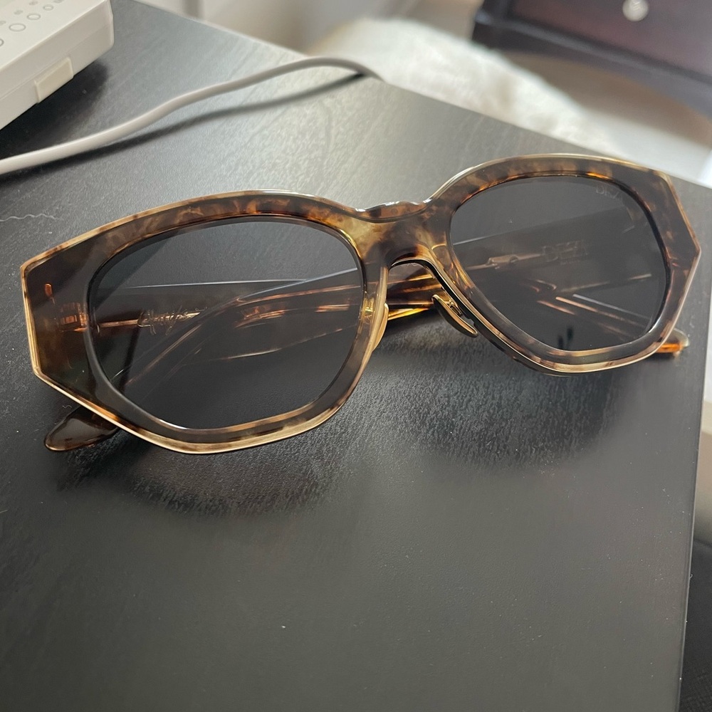 Dezi sunglasses “Charge it”